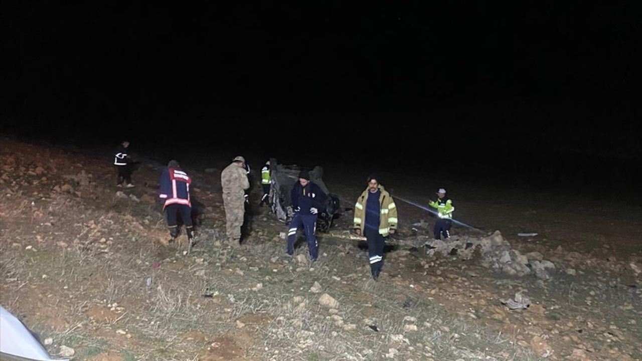 Mardin'de Şarampole Devrilen Otomobilde İki Kişi Hayatını Kaybetti
