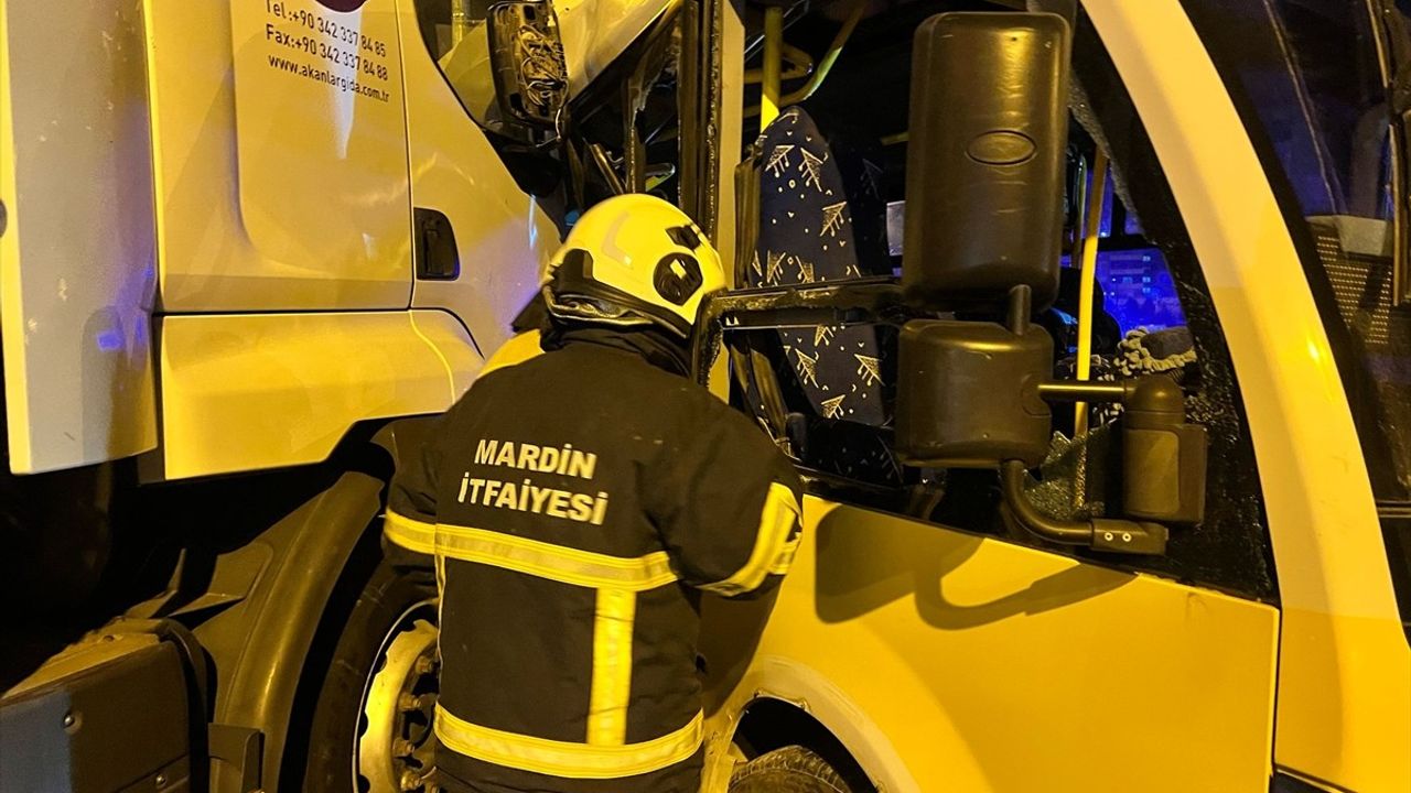 Mardin'de Tır ve Minibüs Çarpıştı: 4 Yaralı