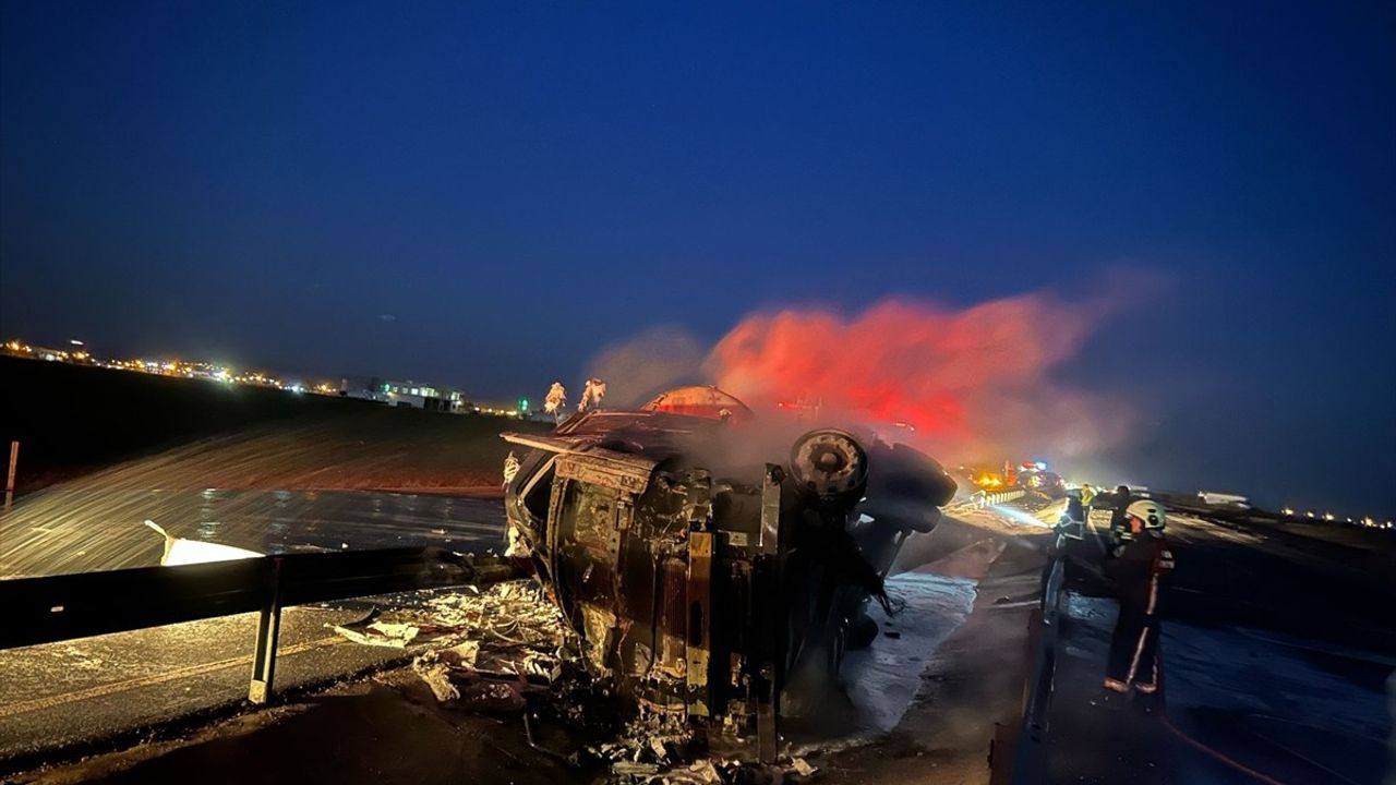Mardin Kızıltepe'de Akaryakıt Tankeri Devrildi, Sürücü Yaralandı