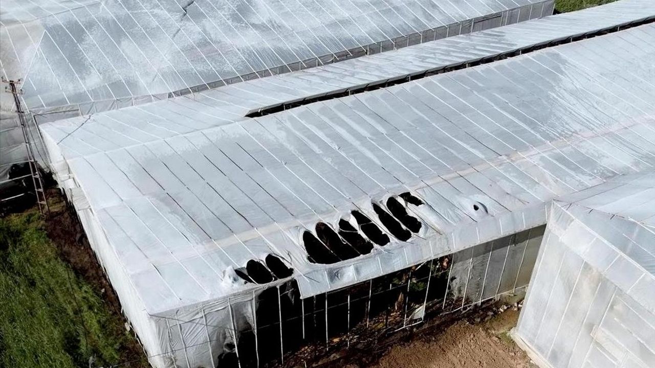 Mersin Bozyazı'da İki Serada Yangın Çıktı, Hasar Oluştu