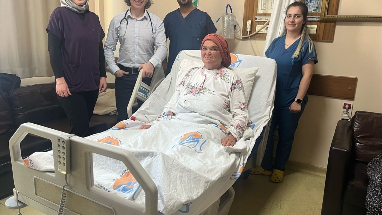 Mersin'de Guatr Hastasından 1 Kilo 120 Gram Kitle Çıkarıldı