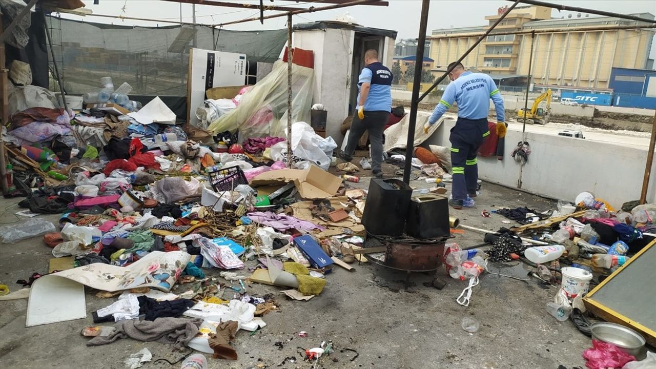 Mersin'de İki Katlı Evden 5 Kamyon Çöp Çıkarıldı