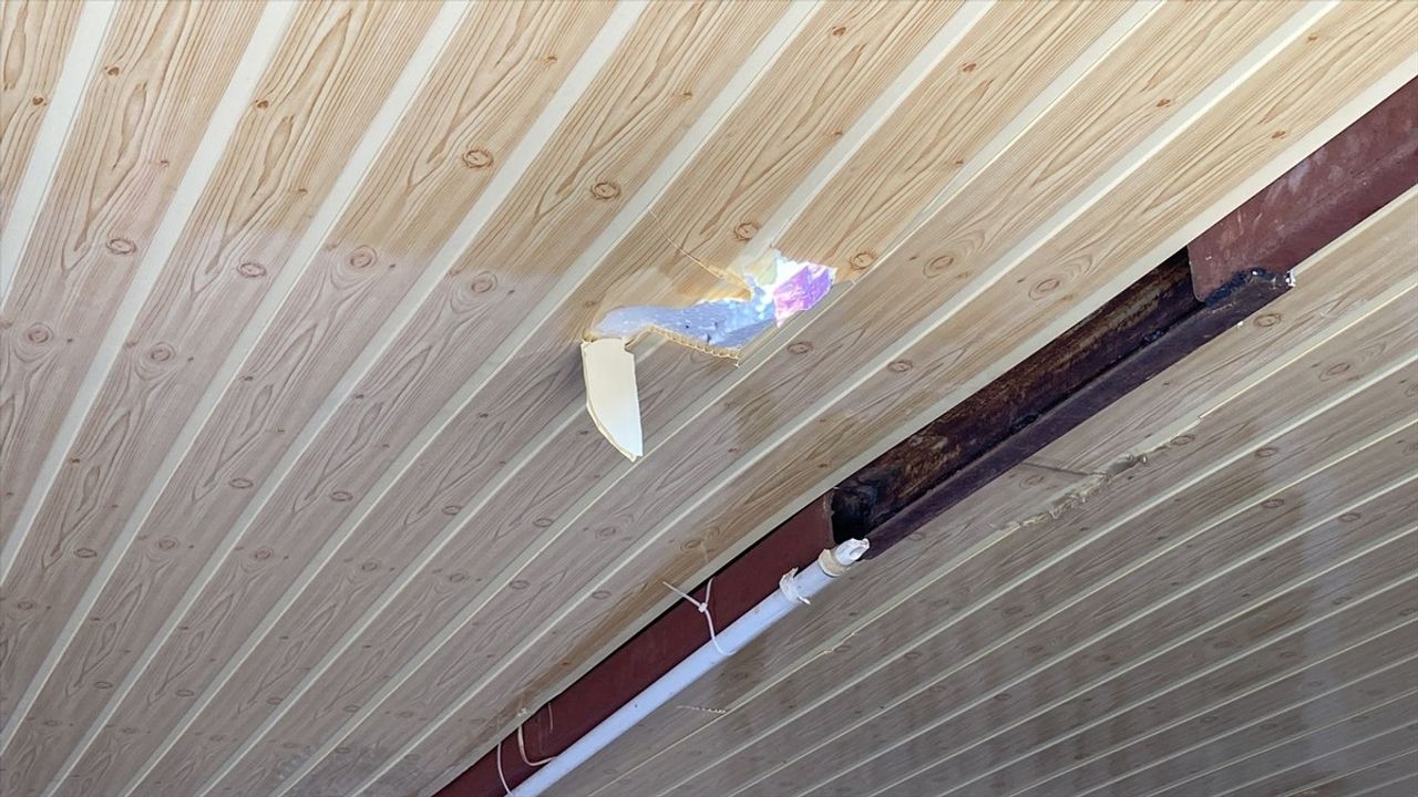 Mersin'de Kontrollü Patlatma Sırasında Kaya Parçaları Eve Çarptı