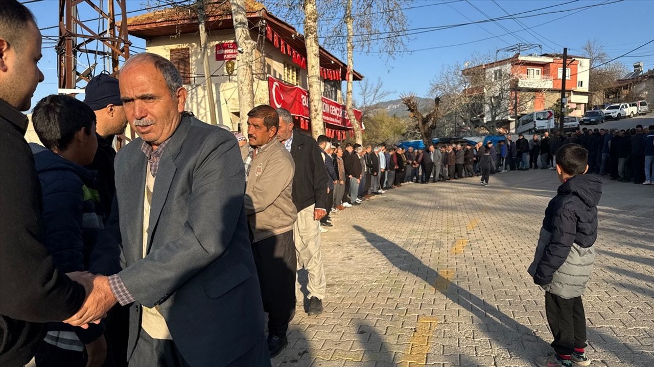 Mersin'in Değirmendere Mahallesi'nde Bayramlaşma Geleneği Devam Ediyor