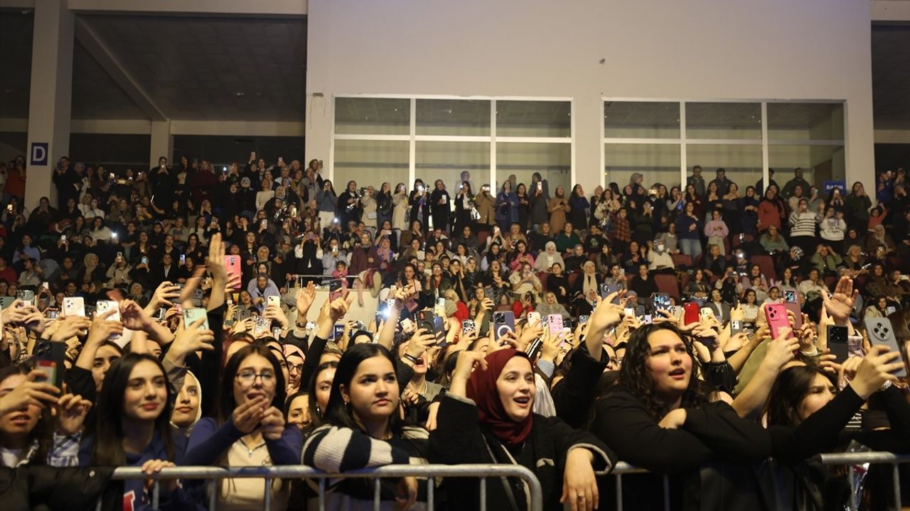 Merve Özbey, Iğdır'da 8 Mart Dünya Kadınlar Günü Konseriyle Kadınları Coşturdu