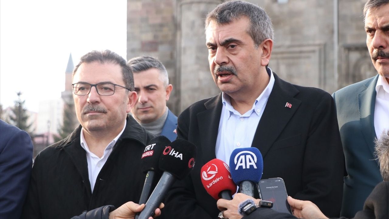 Milli Eğitim Bakanı Tekin, Bayram Namazını Erzurum'da Kıldı