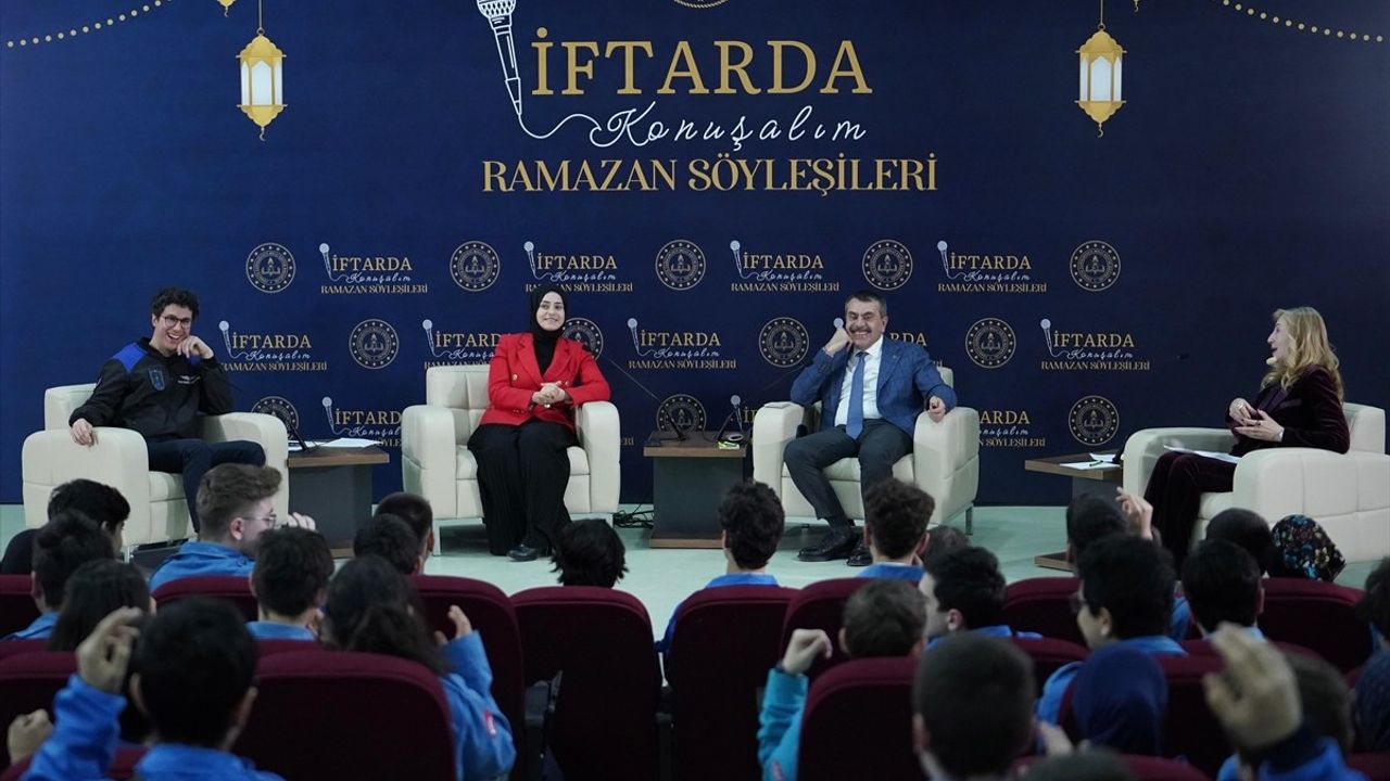 Milli Eğitim Bakanı Tekin, 'İftarda Konuşalım' Programında Öğrencilerle Buluştu