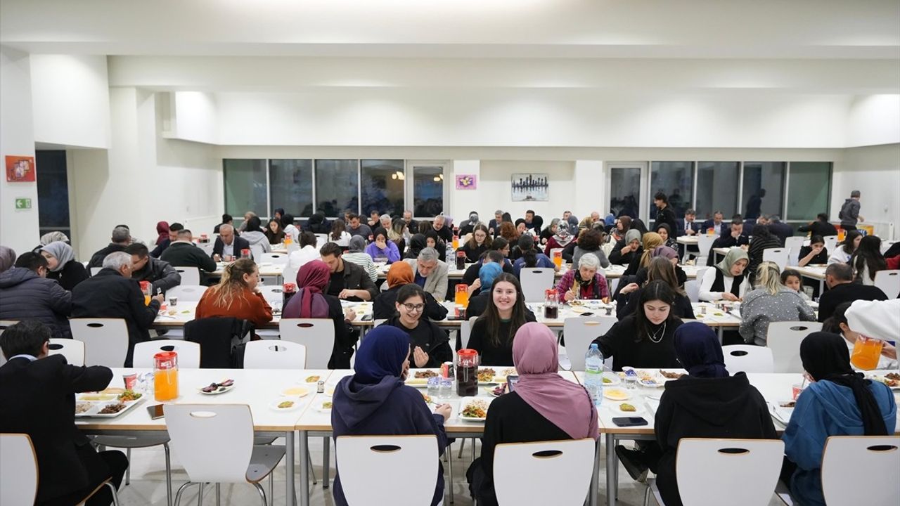 Milli Eğitim Bakanı Tekin, Öğrenciler ve Velilerle İftar Sofrasında Bir Araya Geldi
