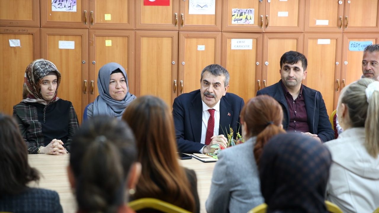 Milli Eğitim Bakanı Yusuf Tekin, Erzurum'da Öğrencilerle Bayramlaştı ve Spor Eğitimi Üzerine Açıklamalar Yaptı