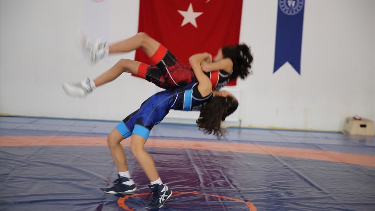Milli Güreşçi Şirin Aşkara Avrupa Şampiyonluğu Hedefliyor
