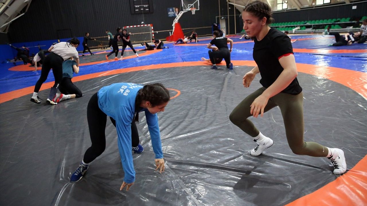 Milli Güreşçi Zeynep Yetgil, Avrupa Şampiyonası'nda Altın Madalya Hedefliyor