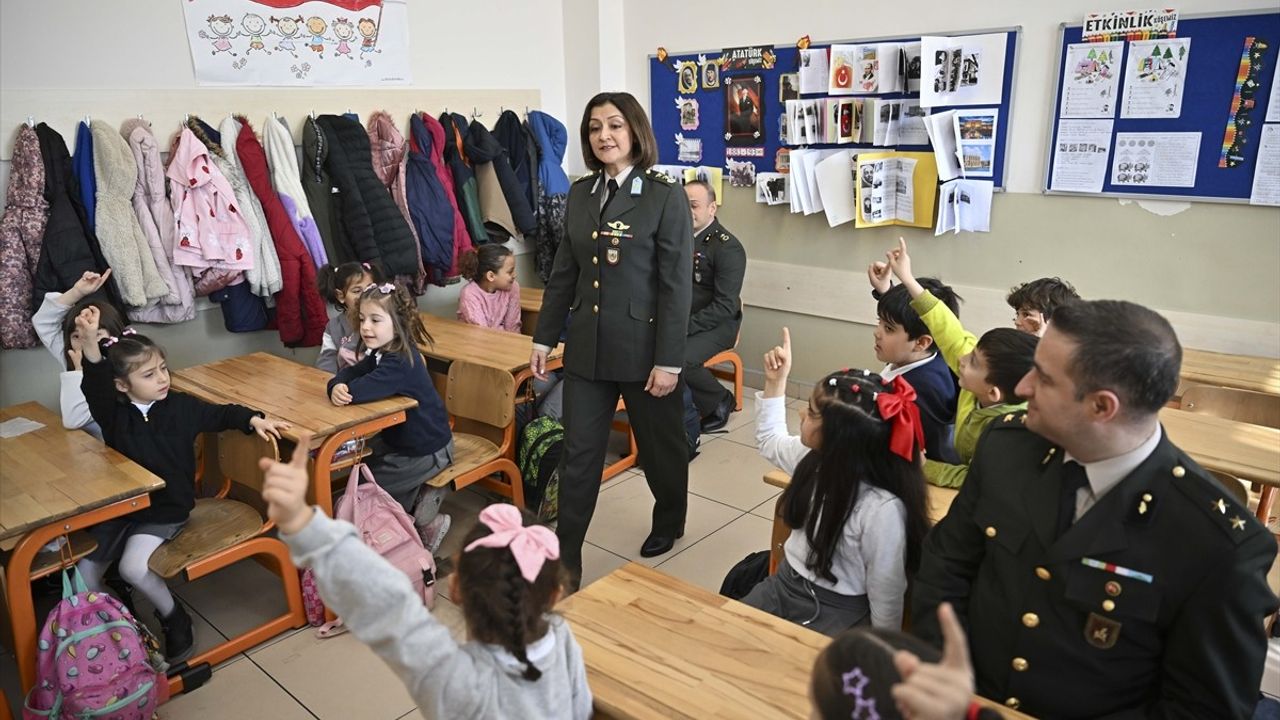 Minik Öğrenciler İlk Mektuplarını Mehmetçiğe Yazdı