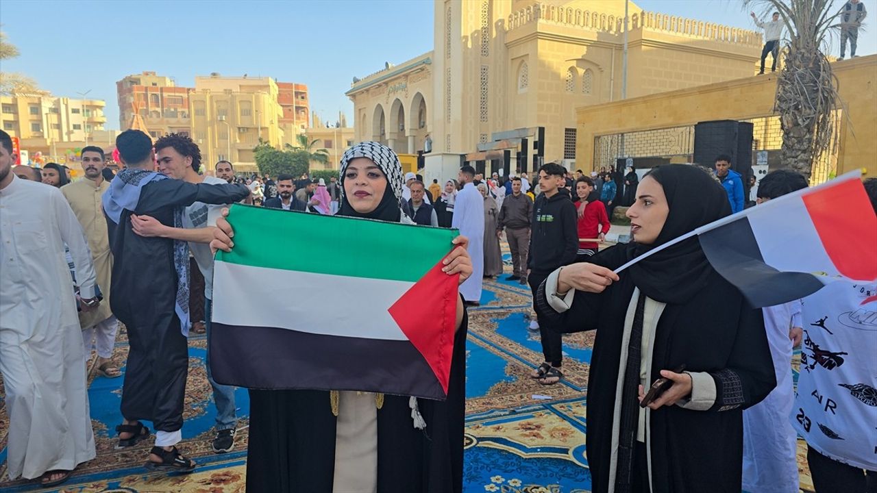 Mısır'da Ramazan Bayramı'nda Filistin İçin Dualar ve Gösteriler Düzenlendi