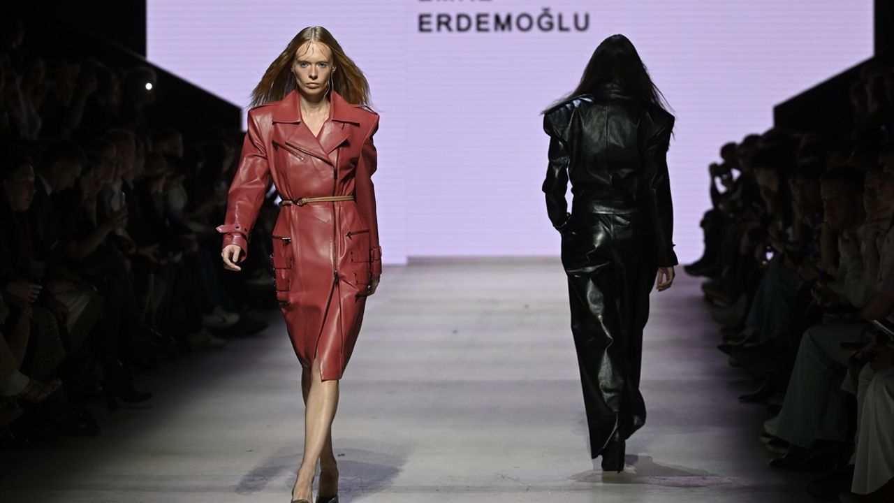 Moskova Moda Haftası'nda Türk Tasarımcı Emre Erdemoğlu, Yeni Koleksiyonunu Sergiledi