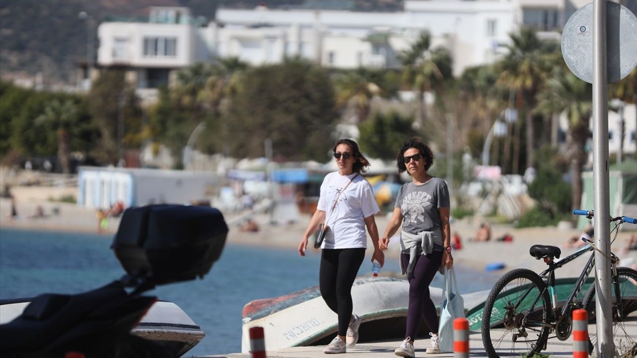 Muğla'nın Sahillerinde Yoğun Turist Akını Sıcak Hava Nedeniyle Artıyor