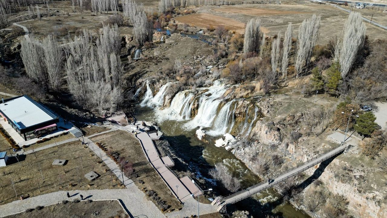 Muradiye Şelalesi Karların Erimesiyle Coşku Duyuruyor