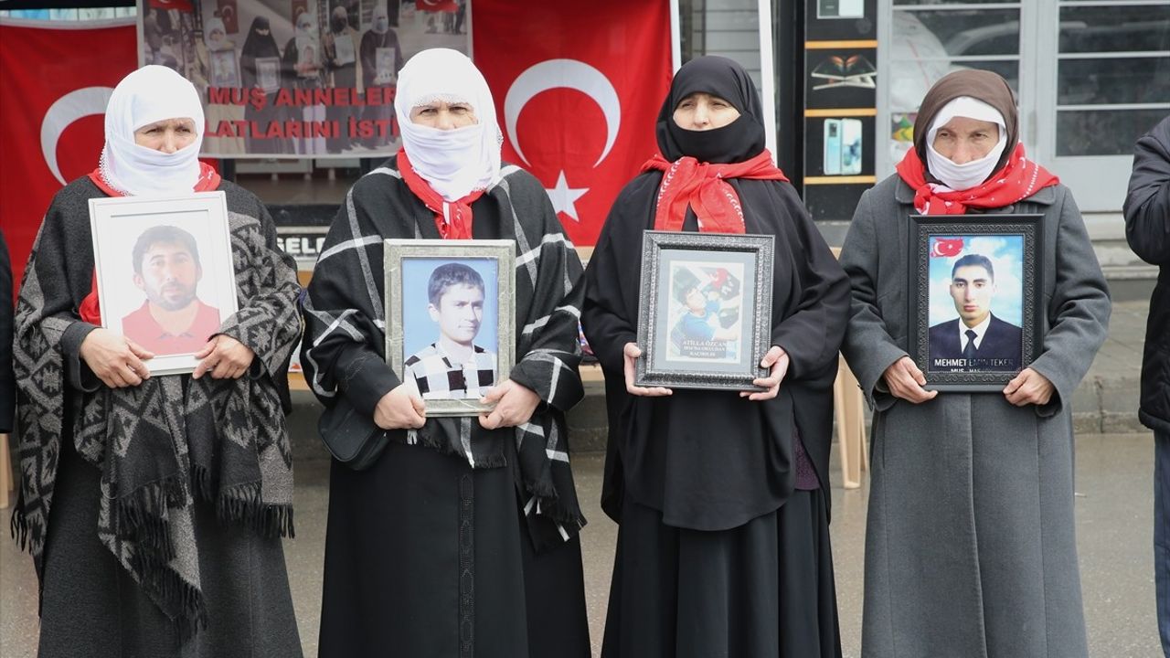 Muş'ta Aileler, DEM Parti Önünde 'Evlat Nöbeti'ni Sürdürüyor