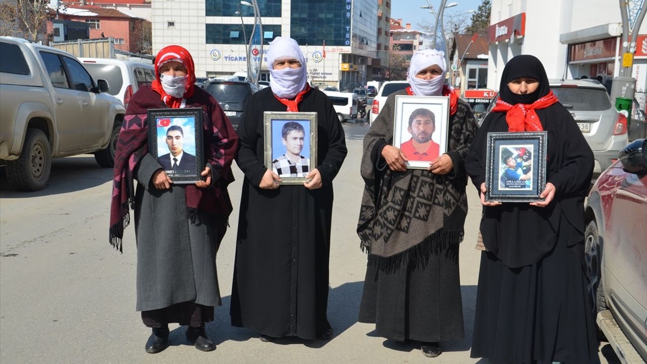 Muş'ta Çocukları PKK Tarafından Kaçırılan Aileler Eylemlerine Devam Ediyor