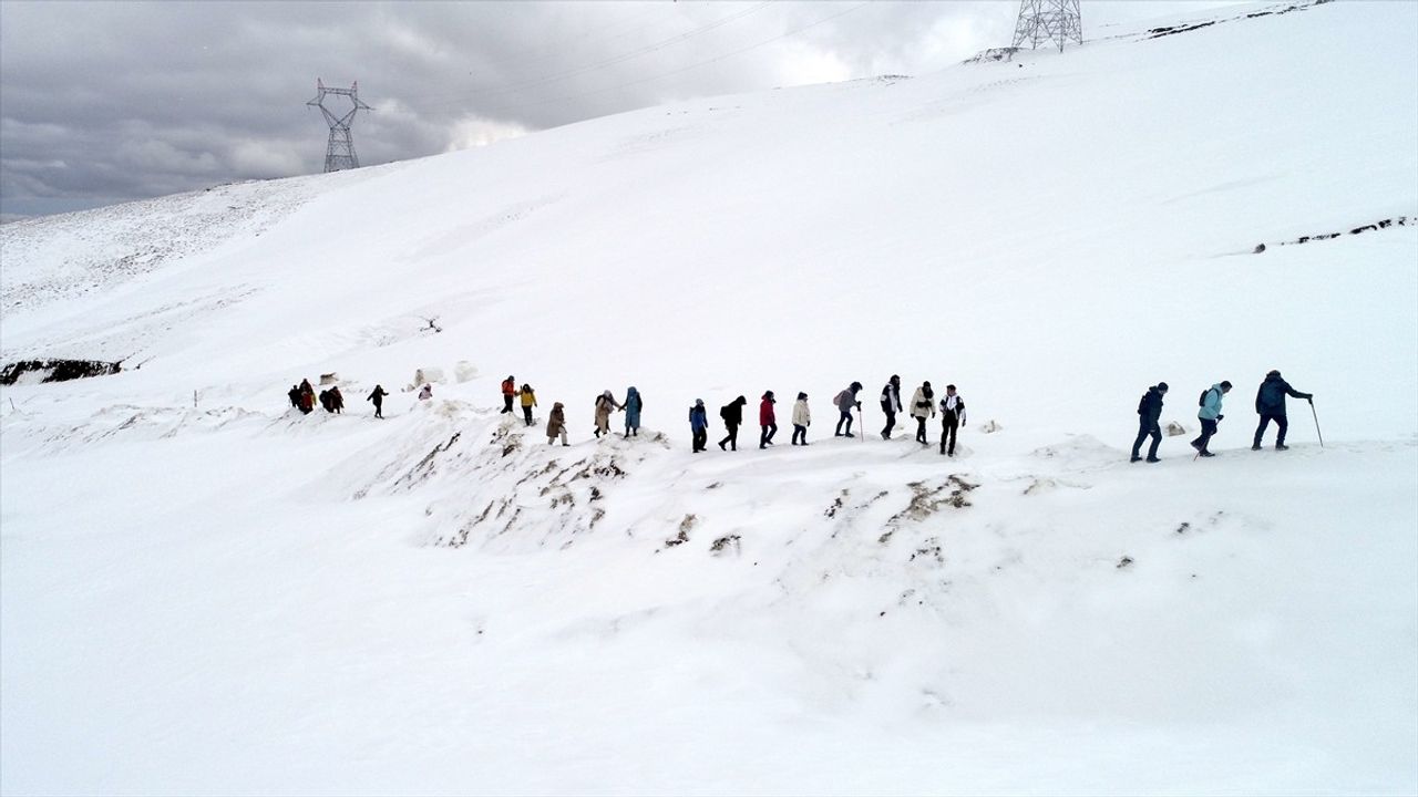 Muş'ta Doğaseverler Karla Kaplı Kurtik Dağı'na Tırmandı