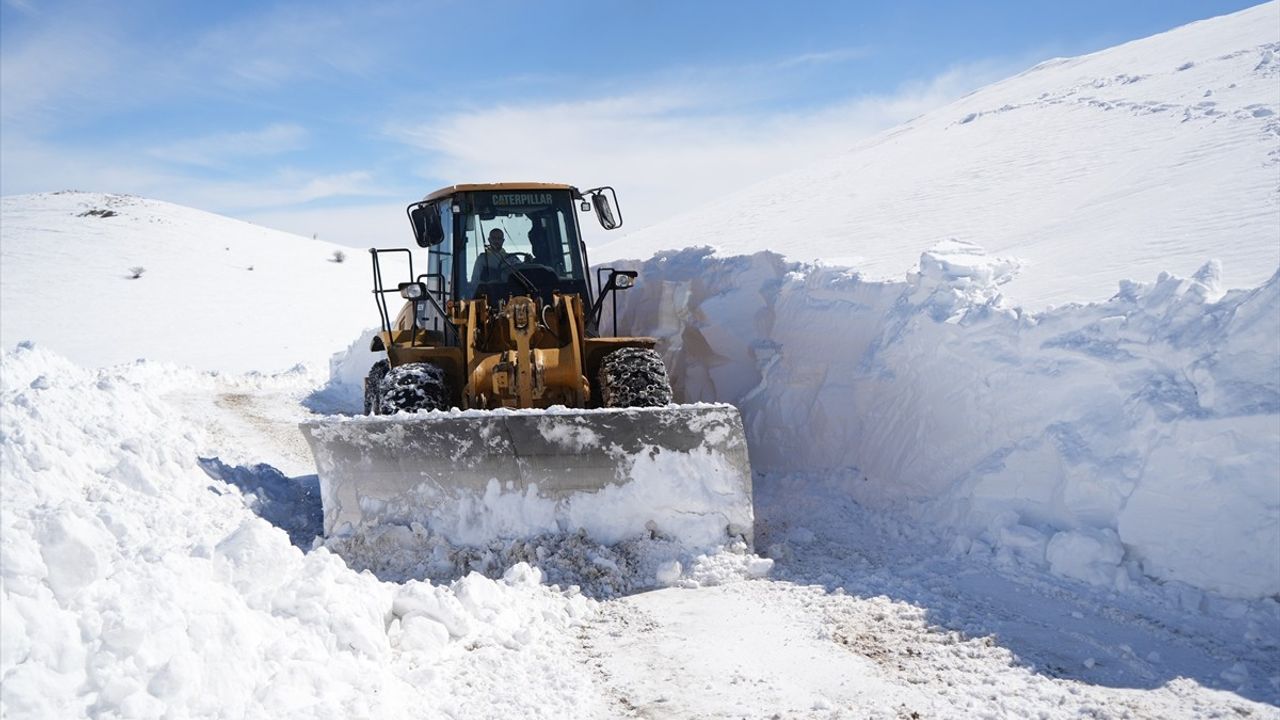 Muş'ta Karla Mücadele Çalışmaları Devam Ediyor