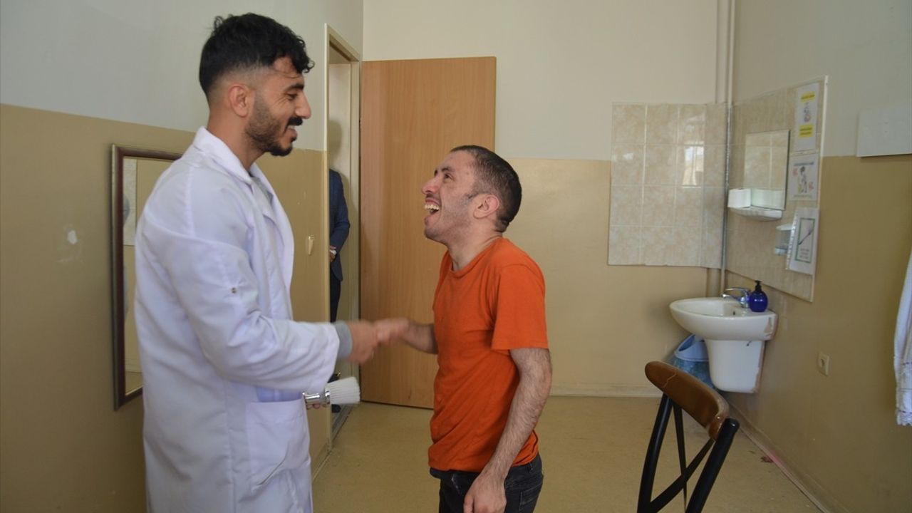 Muş'ta Özel Gereksinimli Öğrencilerin Bayram Tıraşını Öğretmeni Gerçekleştirdi