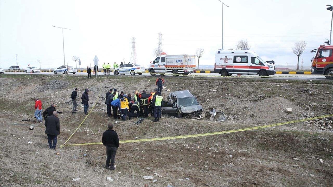 Muş'ta Şarampole Devrilen Otomobil Kazasında Bir Kişi Hayatını Kaybetti, Bir Diğeri Yaralandı