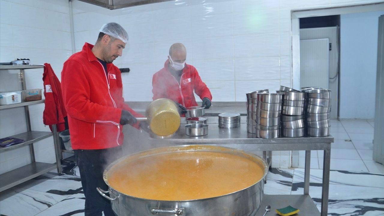 Muş'ta Türk Kızılay Aşevi İhtiyaç Sahiplerine İftariyelik Hazırlıyor