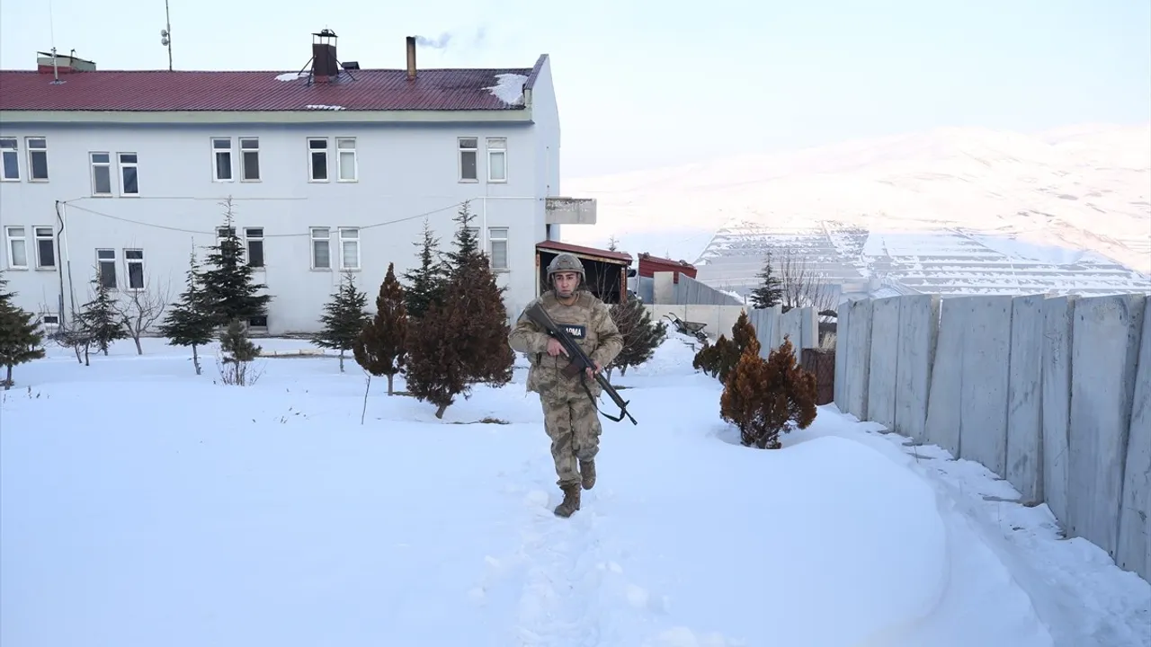 Muş Valisi Avni Çakır, Jandarma ile İftar Yaptı