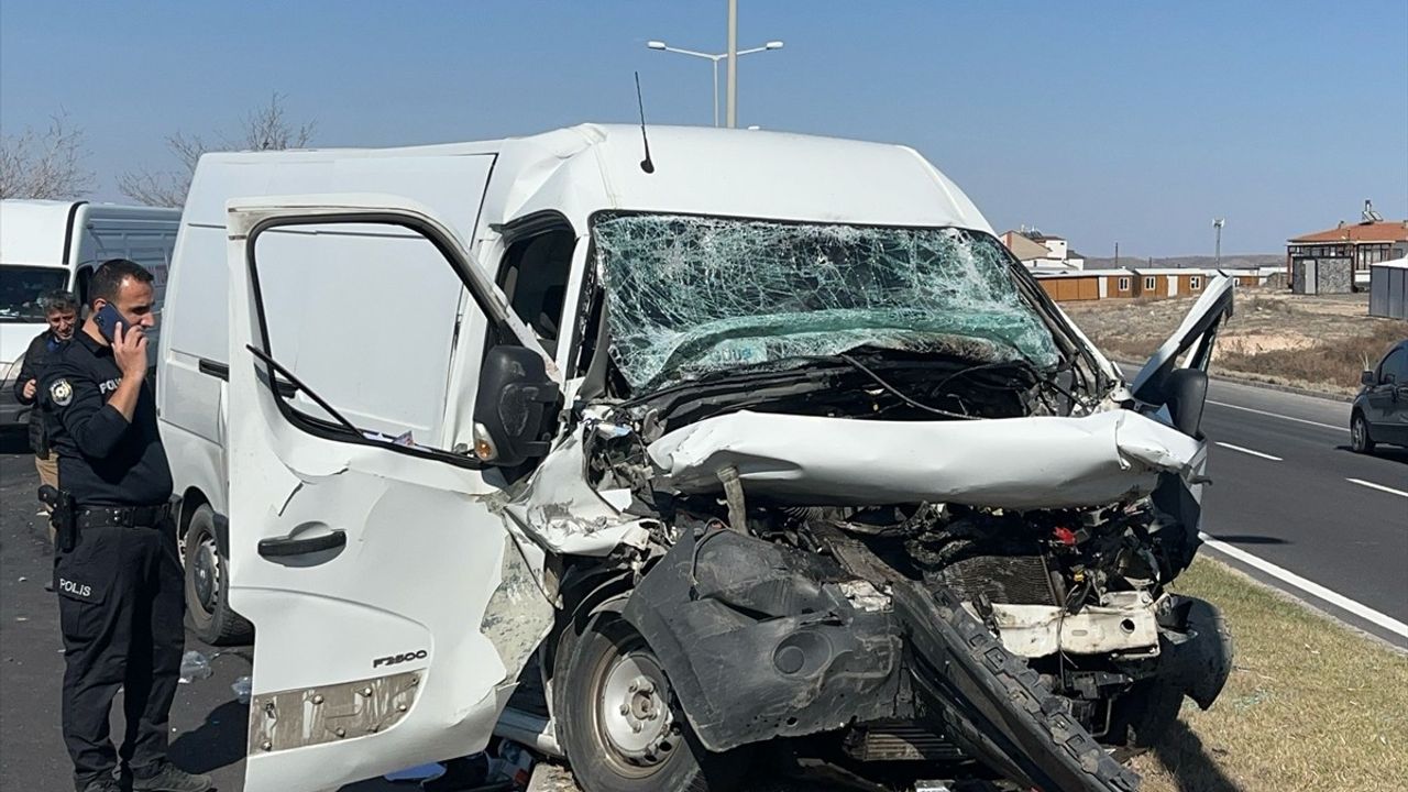 Nevşehir'de Minibüs ile Tır Çarpıştı: 1 Ölü, 1 Yaralı