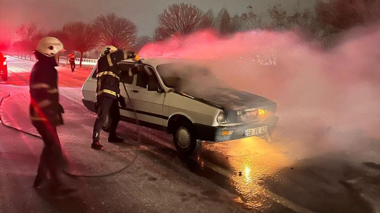 Nevşehir'de Seyir Halindeki Otomobil Alev Aldı