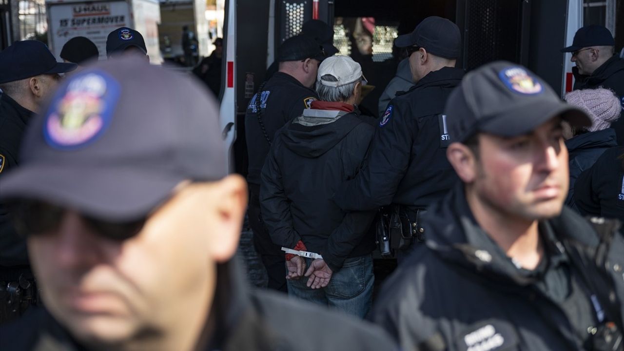 New York'ta Tesla Bayisine Zorla Giren Göstericiler Gözaltına Alındı