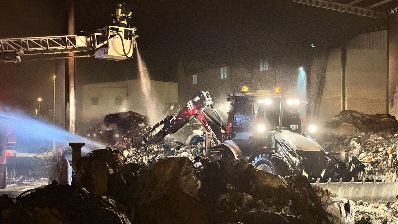 Niğde'deki Geri Dönüşüm Fabrikasında Yangın Kontrol Altına Alındı