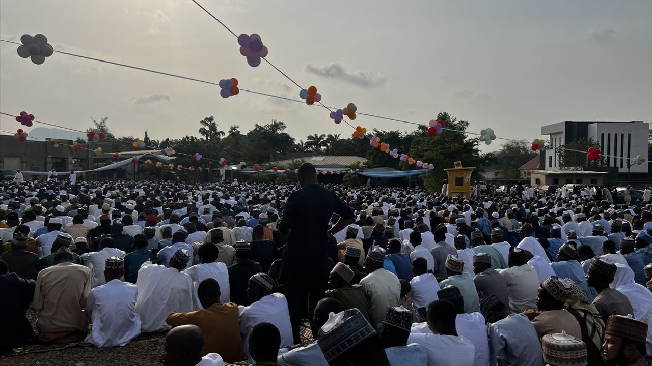 Nijerya'da Müslümanlar Ramazan Bayramı için Camilere Akın Etti