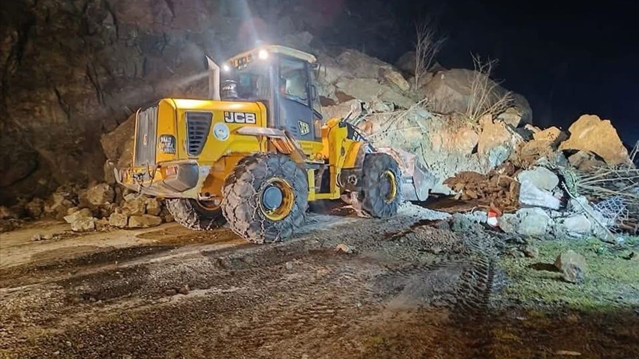Ordu'da Heyelan Sebebiyle Kapanan Bağlantı Yolu Tek Yönlü Ulaşıma Açıldı