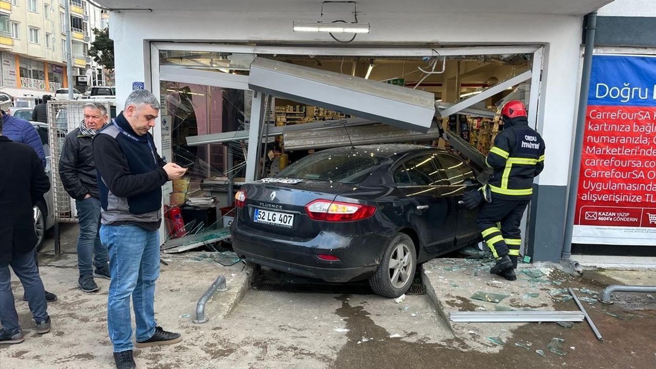 Ordu'da Otomobilin Markete Girmesi Sonucu 3 Kişi Yaralandı