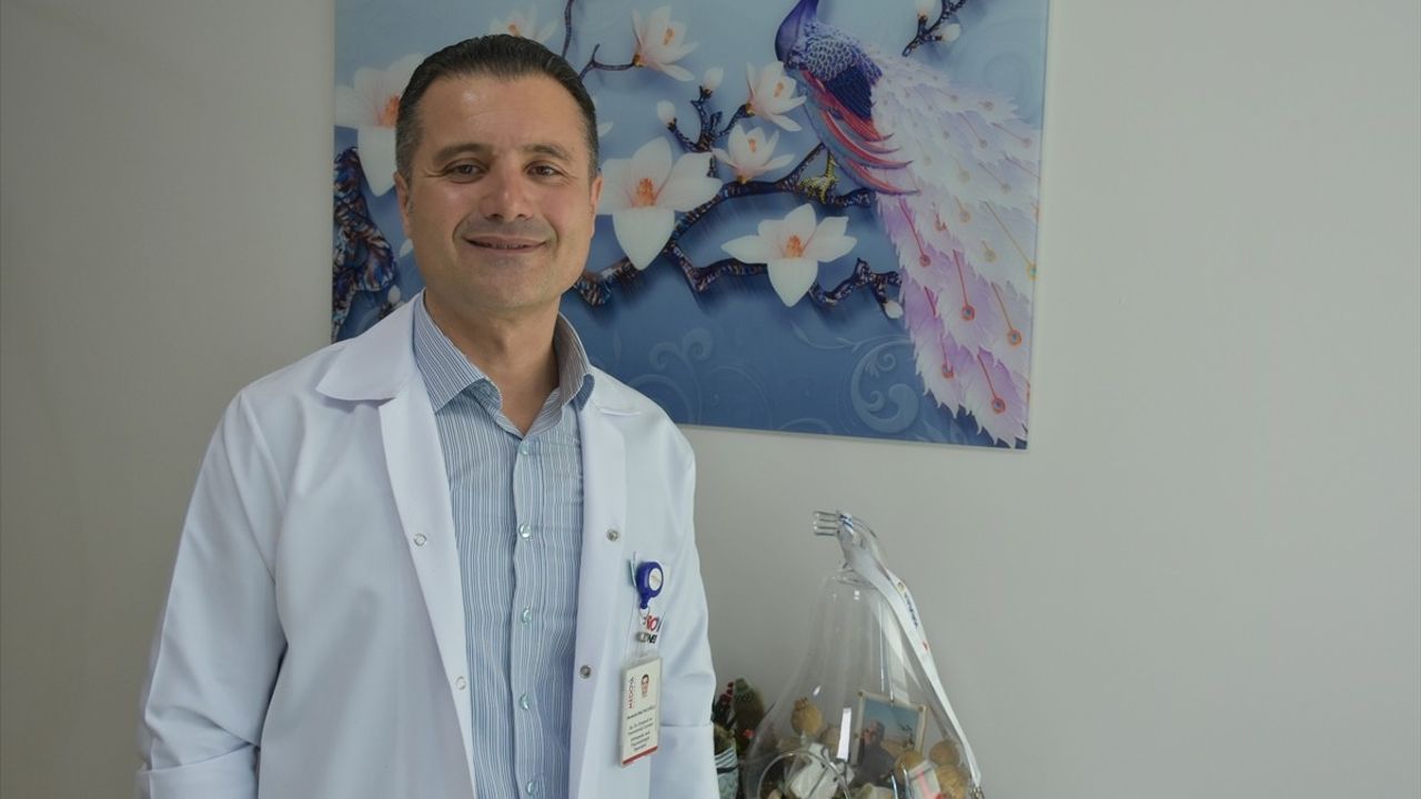 Ortopedi Uzmanı Baba ve Tıp Öğrencisi Kızı, Karate Hakemliği Yapıyor