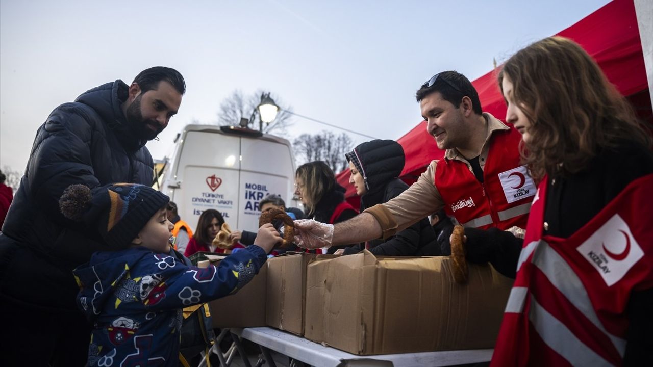 Oruç Baba Türbesi'nde Ramazan'ın İlk İftarı Yoğun İlgi Gördü