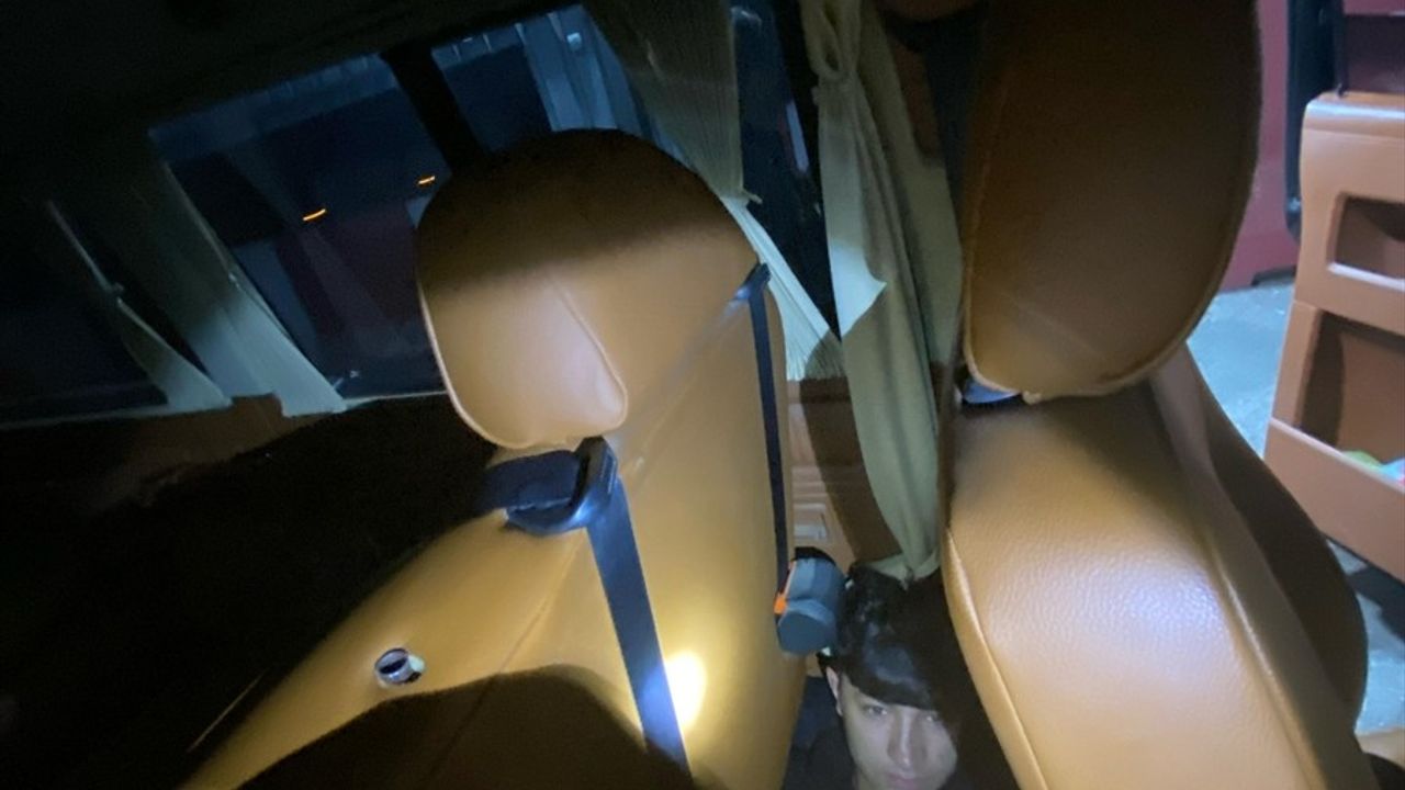 Osmaniye'de Düzensiz Göçmen Yakalandı: Minibüs Sürücüsü Tutuklandı