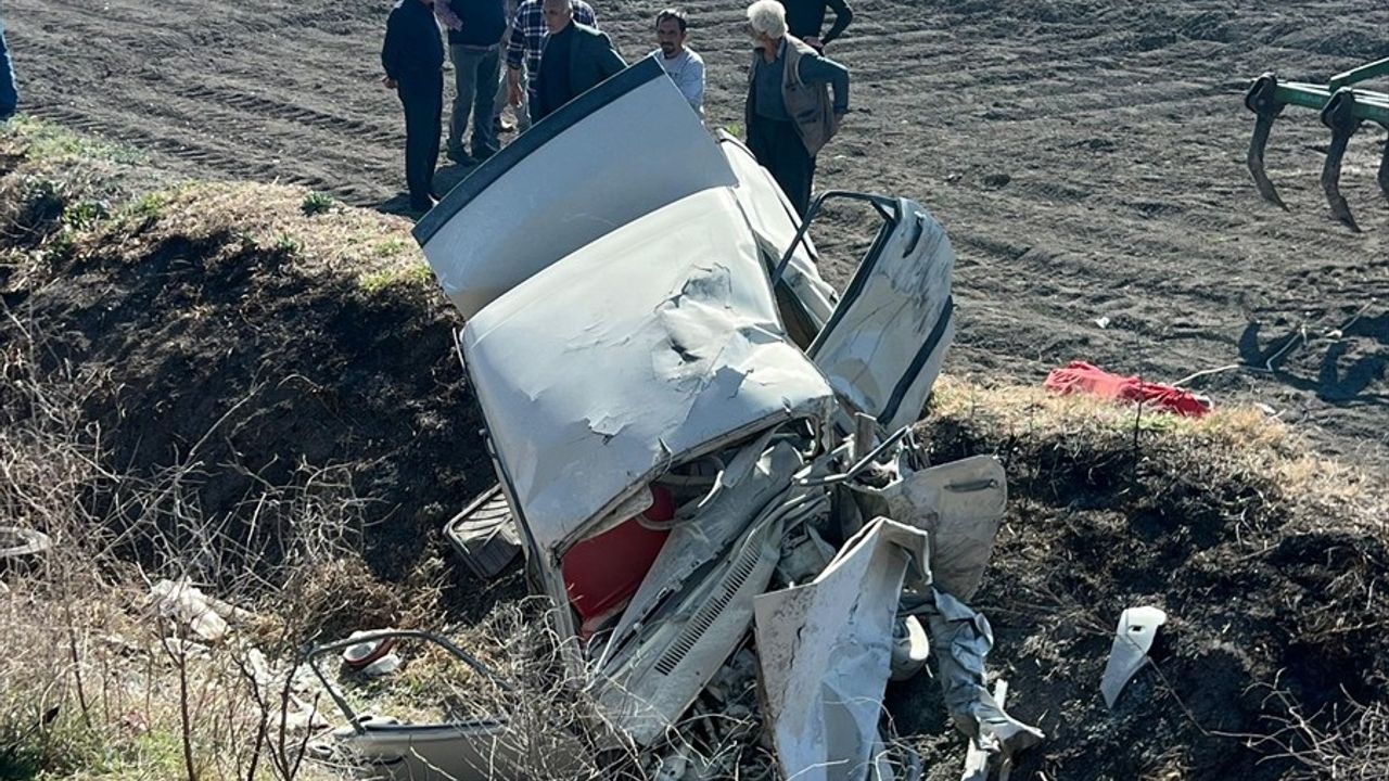 Osmaniye'de İki Otomobilin Çarpışması: 3 Ölü, 3 Yaralı
