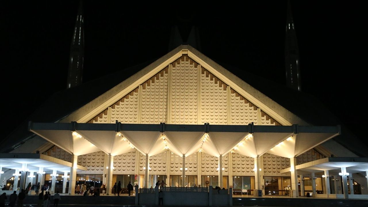 Pakistan'da İlk Teravih Namazı Coşkuyla Kılındı