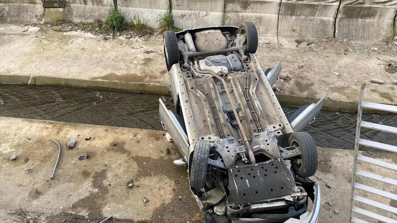 Pendik'te otomobil dereye düştü, 5 kişi yaralandı