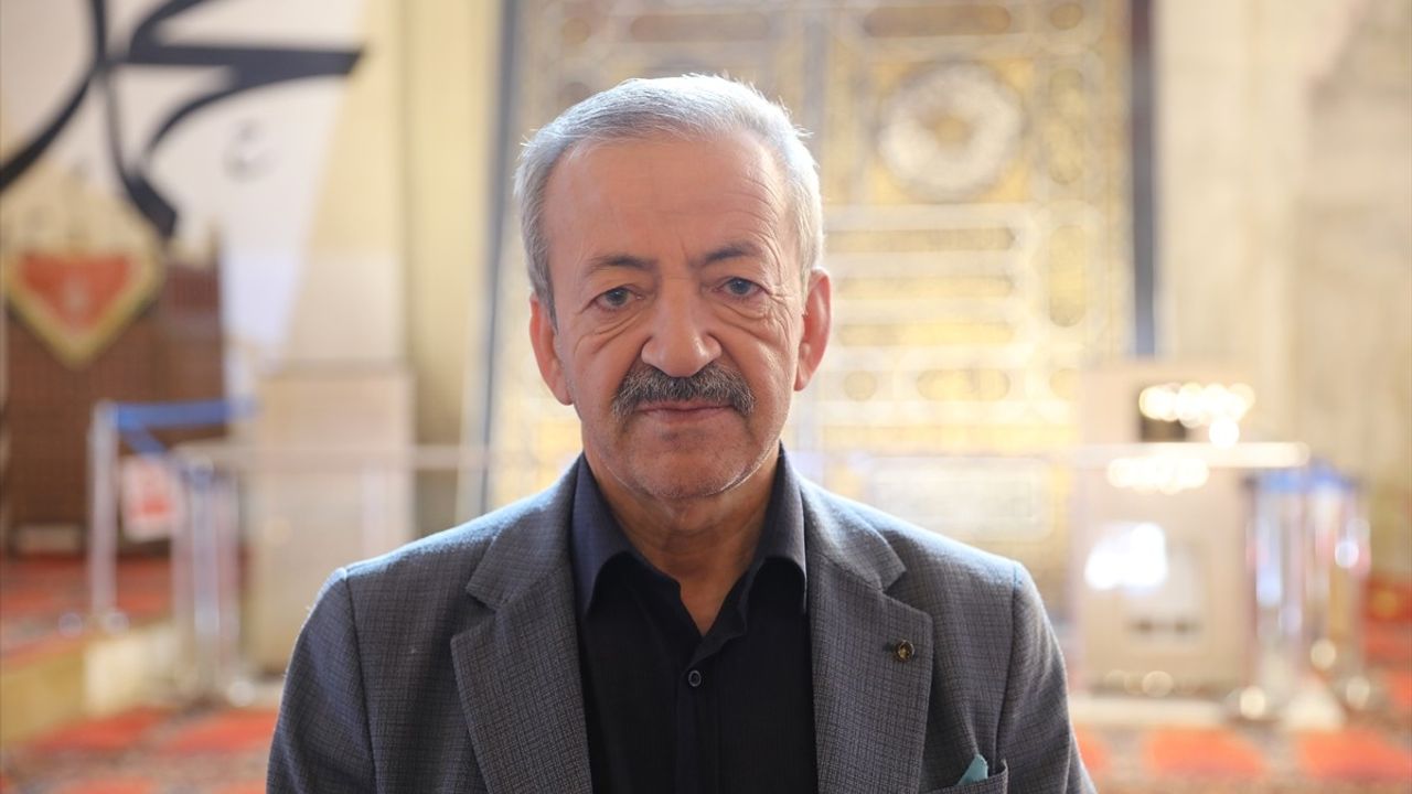 Ramazan'da Kabe Taşı ve Örtüsü Eski Cami'nin Ziyaretçi Sayısını Artırdı