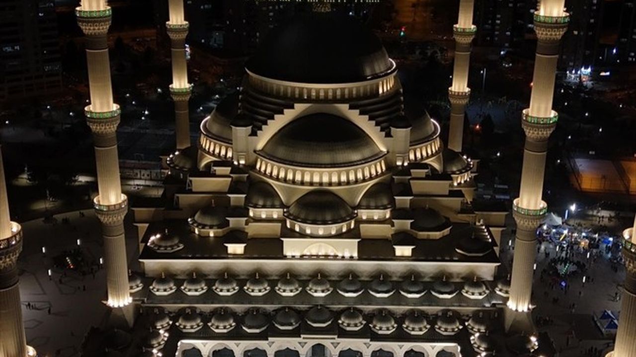 Ramazanın İkinci Yarısında Mahyalarda 'Aile' Vurgusu