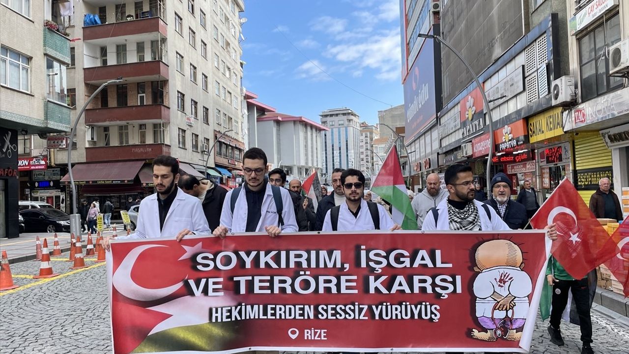 Rize'de Sağlık Çalışanları Gazze'ye Yönelik Saldırılara Karşı Protesto Düzenledi