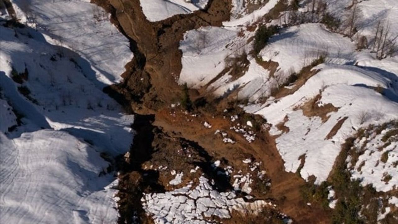 Rize'nin Ardeşen İlçesinde Heyelan: 4 Ev Tedbir Amaçlı Tahliye Edildi