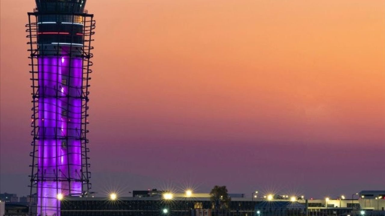 Sabiha Gökçen Havalimanı Hava Trafik Kulesi Mor Renkte Işıklı