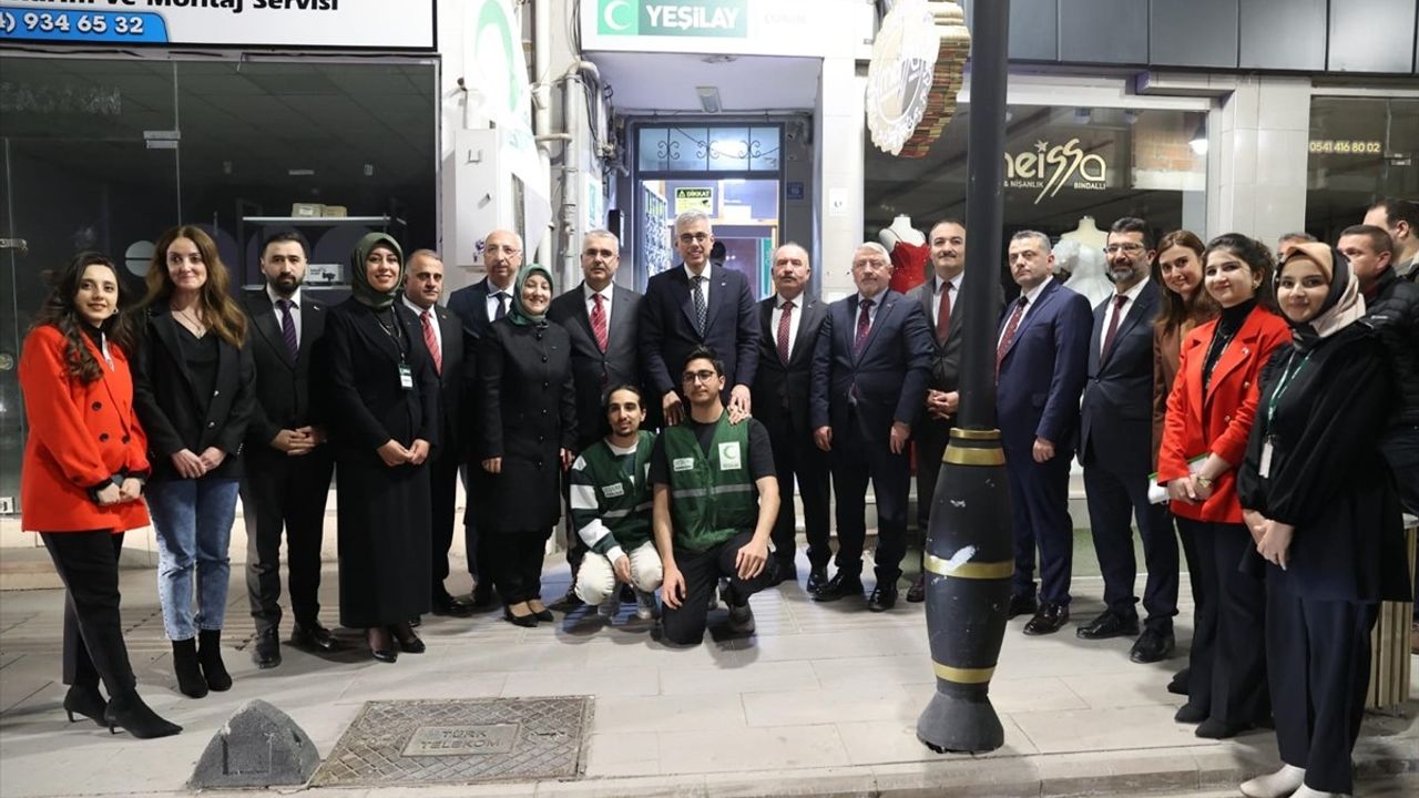 Sağlık Bakanı Kemal Memişoğlu, Çorum'da Yeşilay'ı Ziyaret Etti