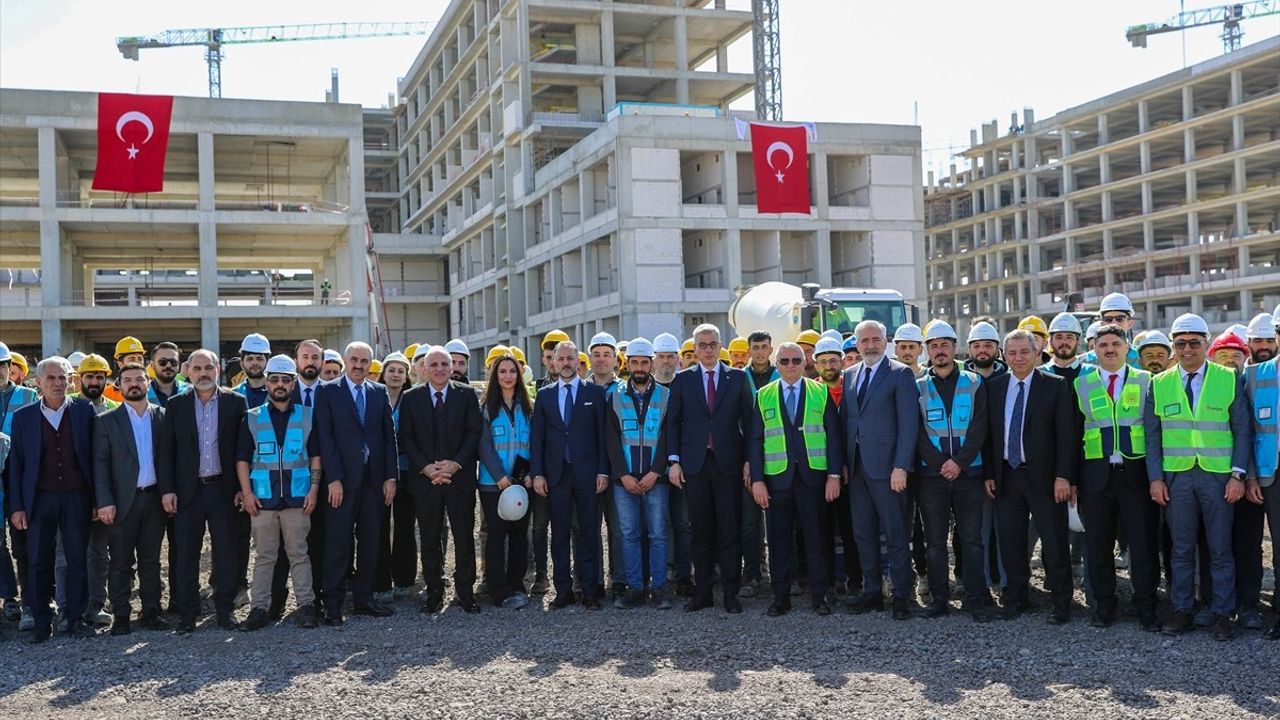 Sağlık Bakanı Kemal Memişoğlu, Diyarbakır'da Sağlık Yatırımlarını Değerlendirdi