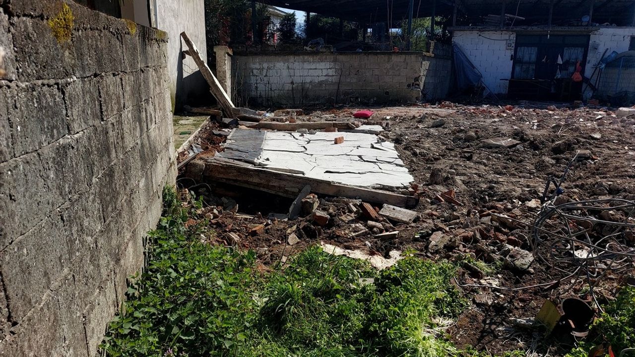 Sakarya'da Metruk Yapının Yıkılan Duvarında Kalan Kişi Hayatını Kaybetti