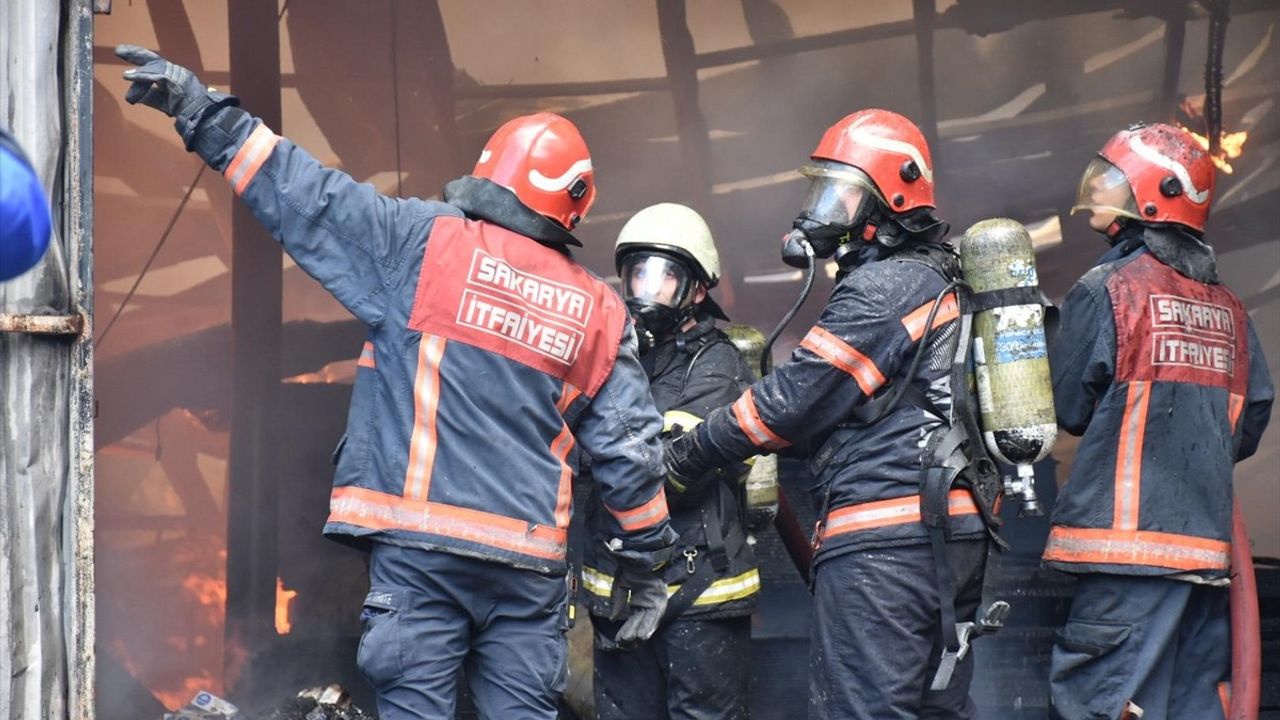 Sakarya'da Mobilyacılar Çarşısında Yangın Kontrol Altına Alındı